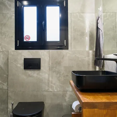 2 Bedroom Cozy Stylish Apartment *